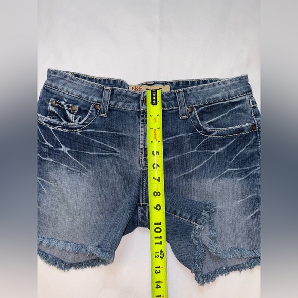 BKE Denim Size 29 Medium Wash Distressed Edge Kate Stretch Jean Shorts - Picture 7 of 9